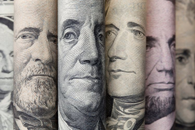 US Dollar dips at the start of the week, focus turns to Fed's decision