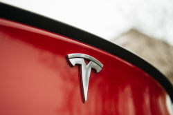 一年或损失12亿美元！特斯拉(TSLA.US)售价低于美国汽车均价，引发投资者不满