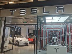 美股异动 | 新能源车股涨跌不一 特斯拉(TSLA.US)涨超1%