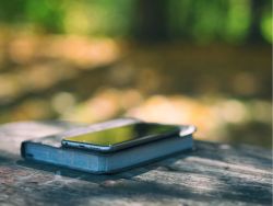 特朗普威胁对非美iPhone征收25%关税 苹果(AAPL.US)供应链集体下跌
